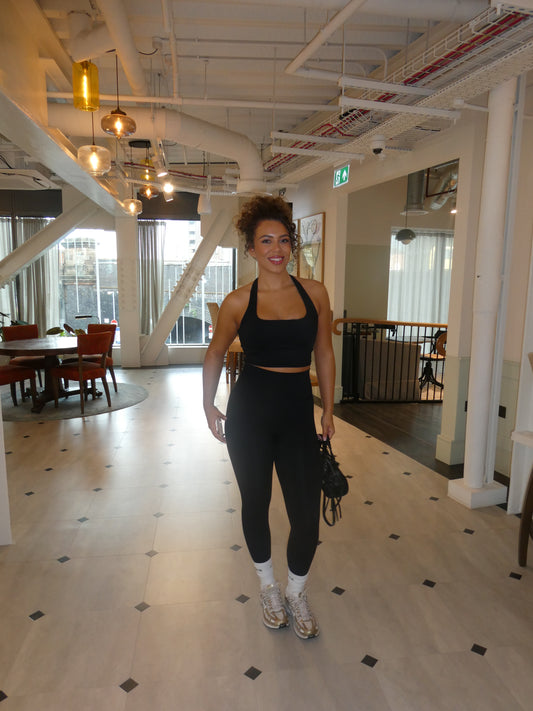 Forme Halterneck Crop – Black